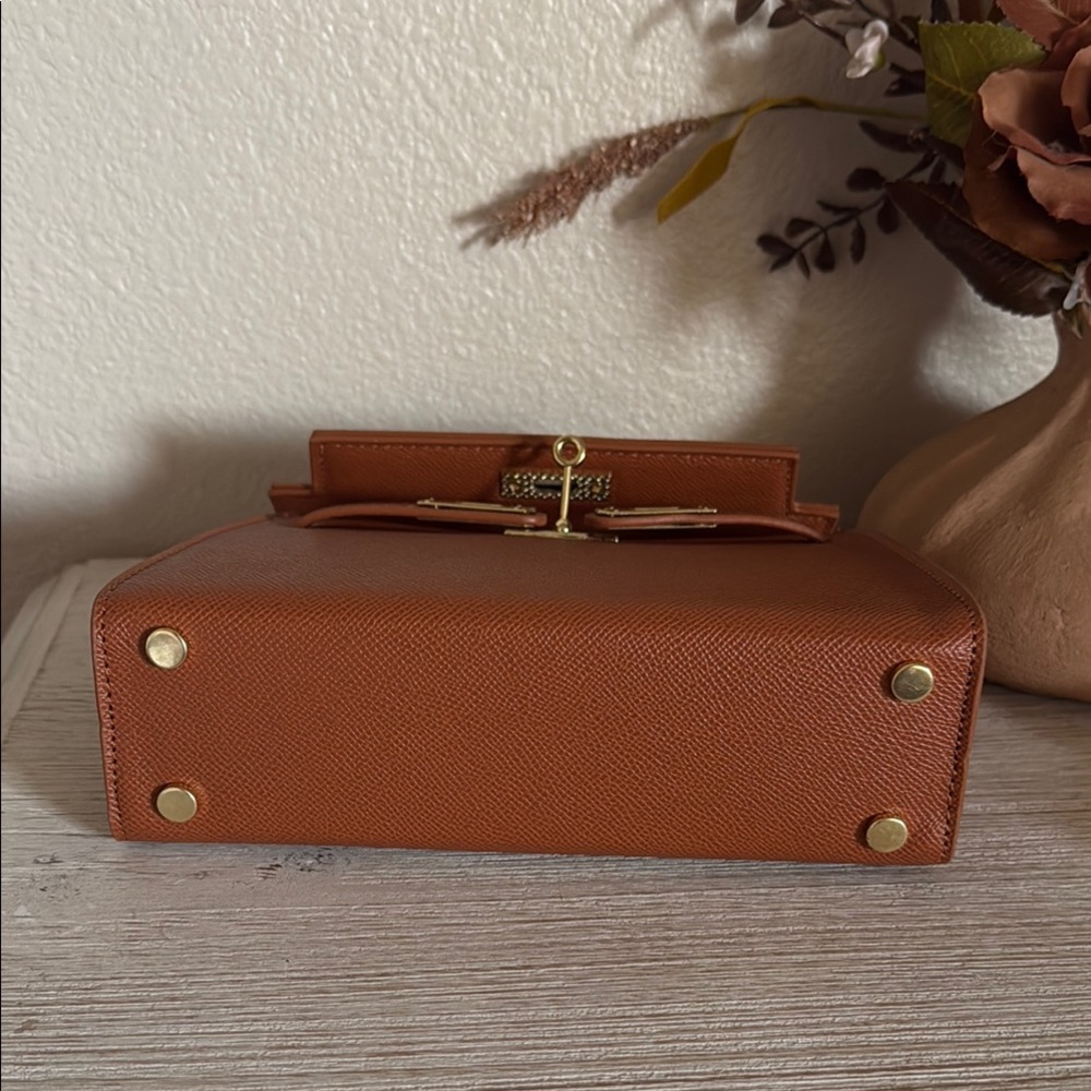 New Elegant Tan Leather Handbag - Picture 2 of 4